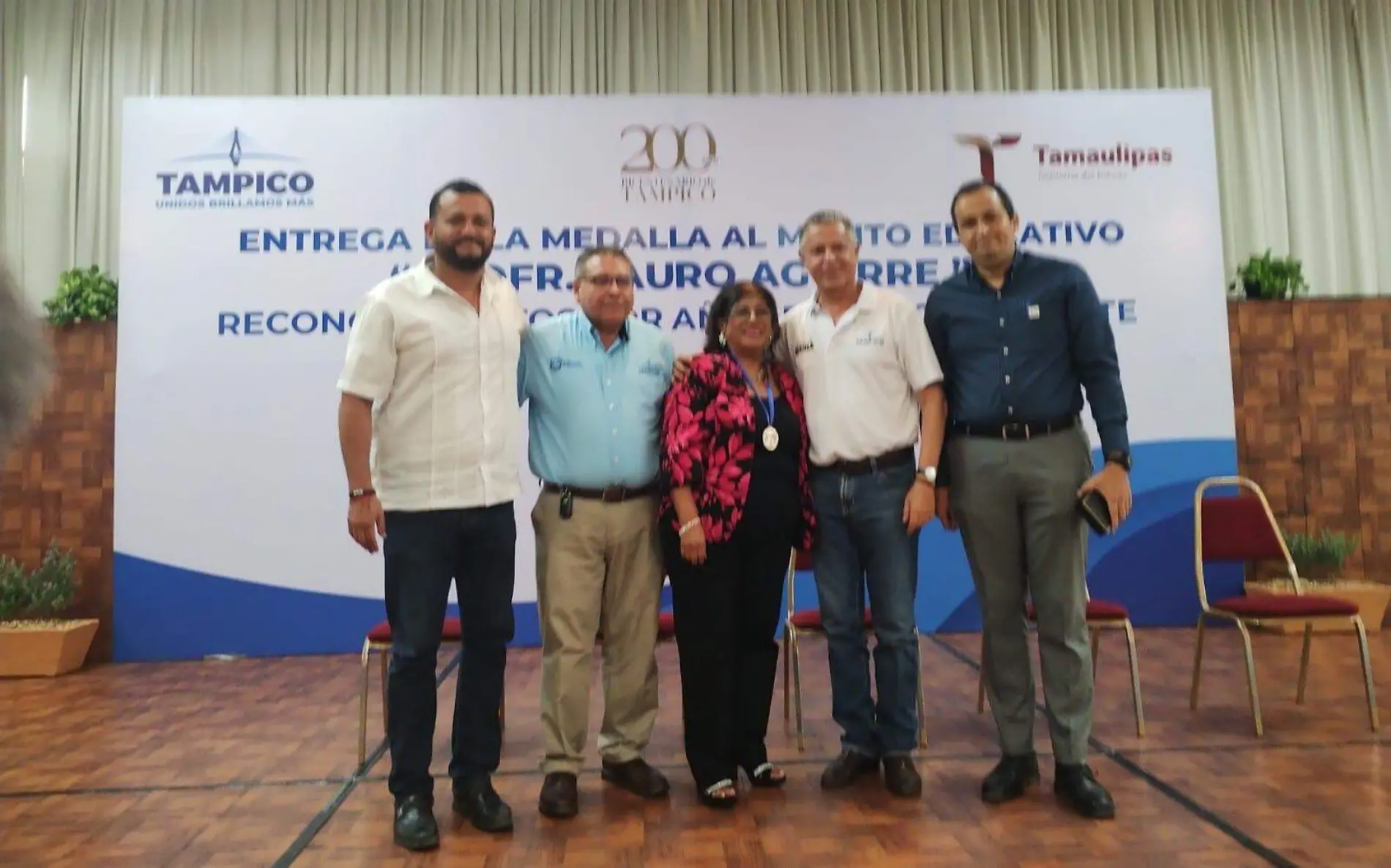 Chucho Nader entrega medalla al mérito a la maestra Tere Oviedo 